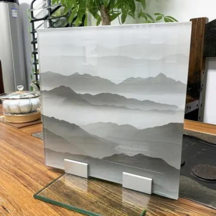 佛山钢化玻璃工厂，数码打印玻璃能平替夹丝玻璃吗？