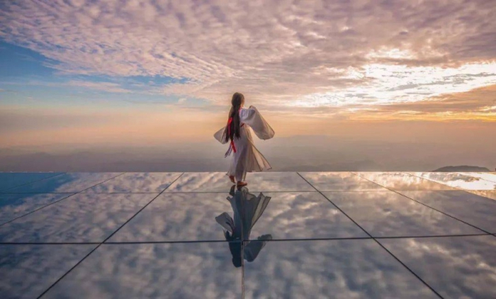 天空之镜玻璃设计如何避免长期暴晒后变色问题？珠海天空之镜玻璃源头工厂定制