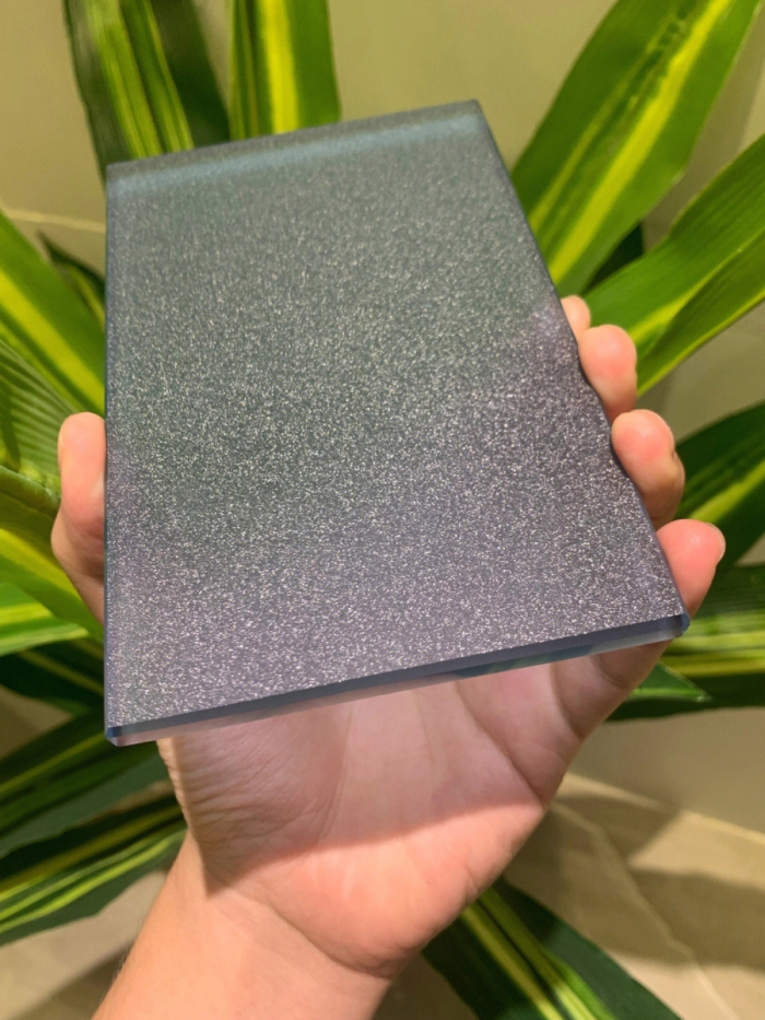 油砂玻璃有什么特点？雾面质感与防滑装饰兼具，深圳工艺油砂玻璃