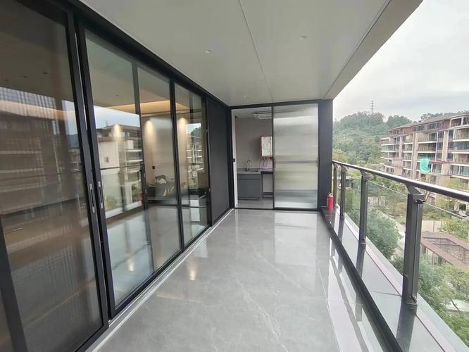 别墅落地大玻璃怕不安全？选对配置通透又安心，广州别墅大玻璃落地窗定制厂家